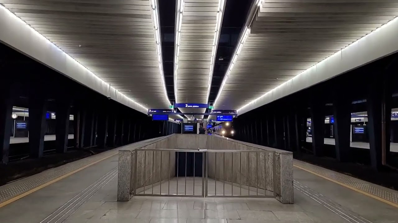 Warszawa Centralna - Warszawa Śródmieście - przejście miedzy stacjami.