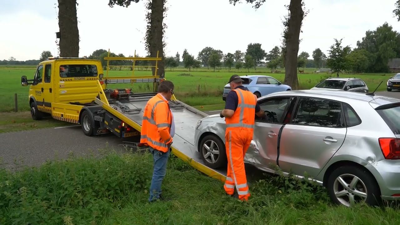 Auto botst met streekbus op N377 bij Nieuwleusen