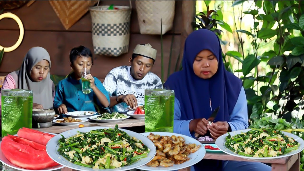 Yakin jadi rebutan jika sawi di masak begini, Udang goreng, minuman segar, semangka, masakan desa
