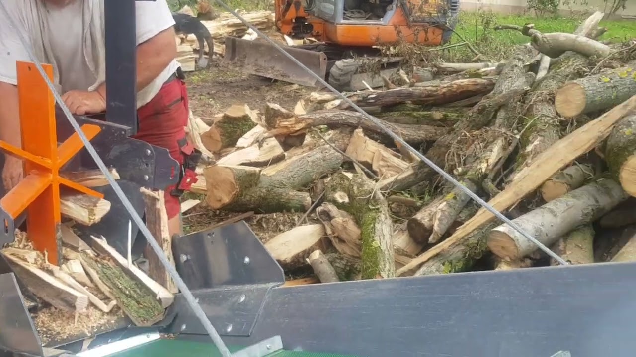 Holzmachtag heute bei dem Wetter. .Frau hat leider das Mikrofon zu gehalten beim Filmen