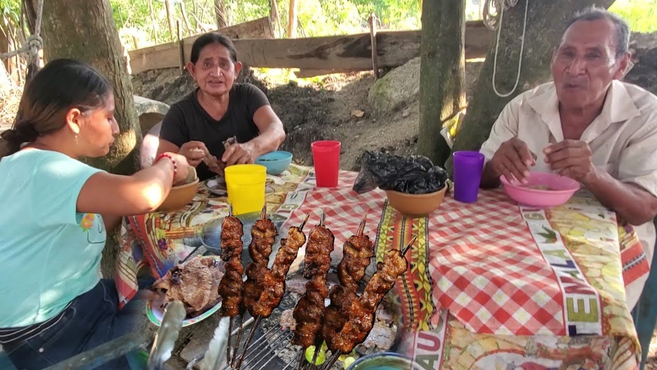 Almuerzando carne asada de 🐖😋asi disfrutamos en familia 🤯