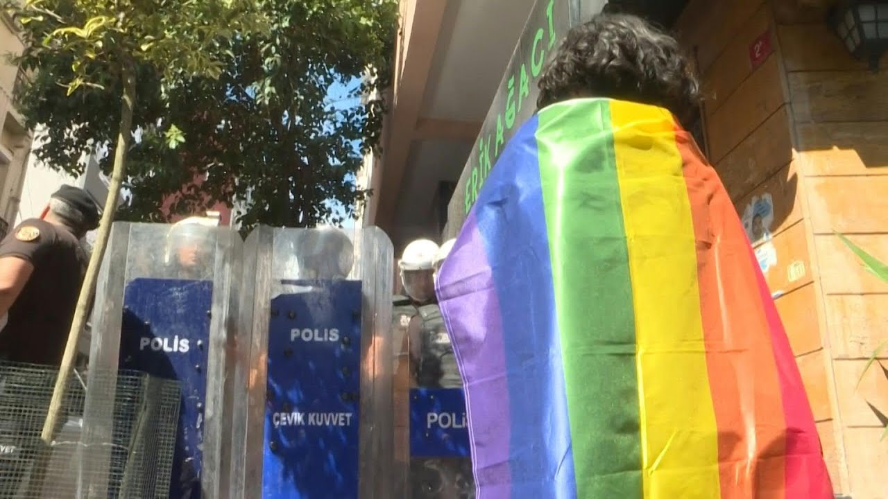 Cerca de 200 arrestos durante la marcha del Orgullo LGTB de Estambul | AFP