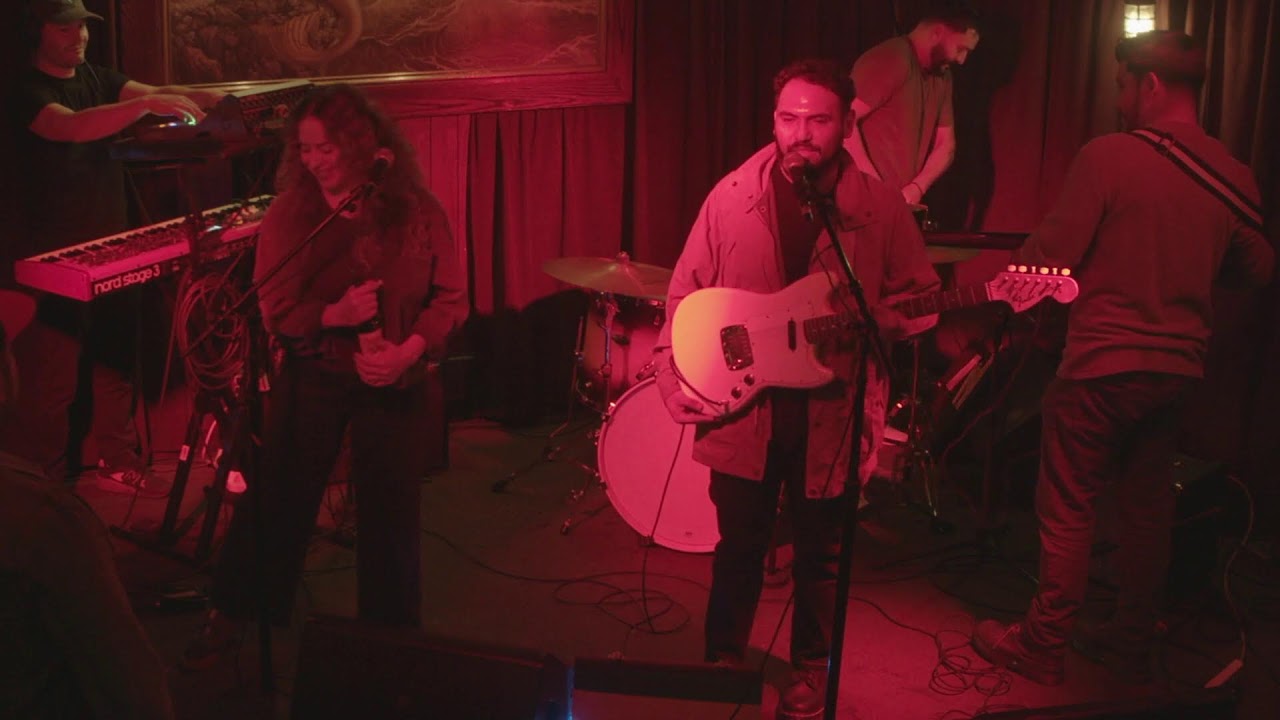 SIQ FIT live at the Redwood Bar