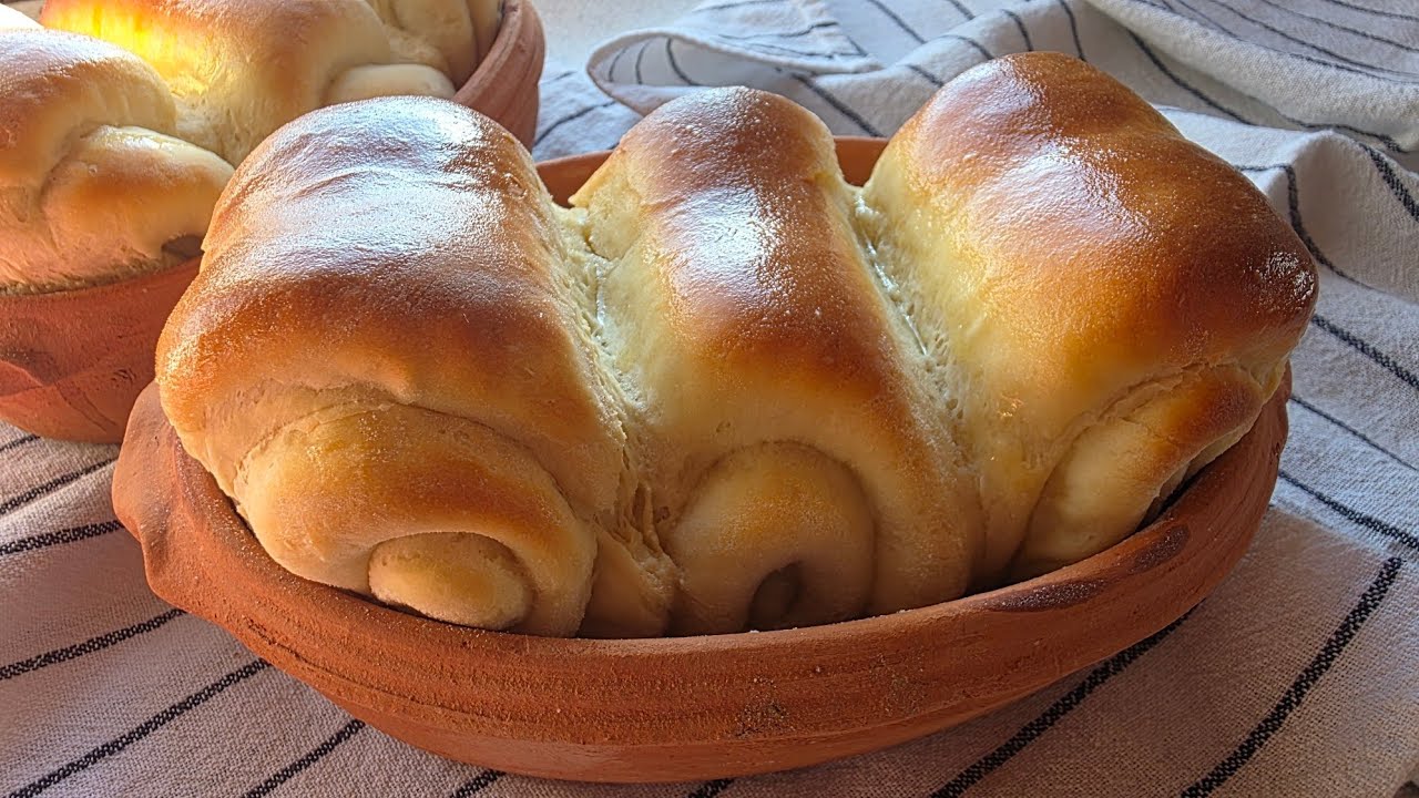 Domaći hljeb sa mlijekom u glinenoj posudi