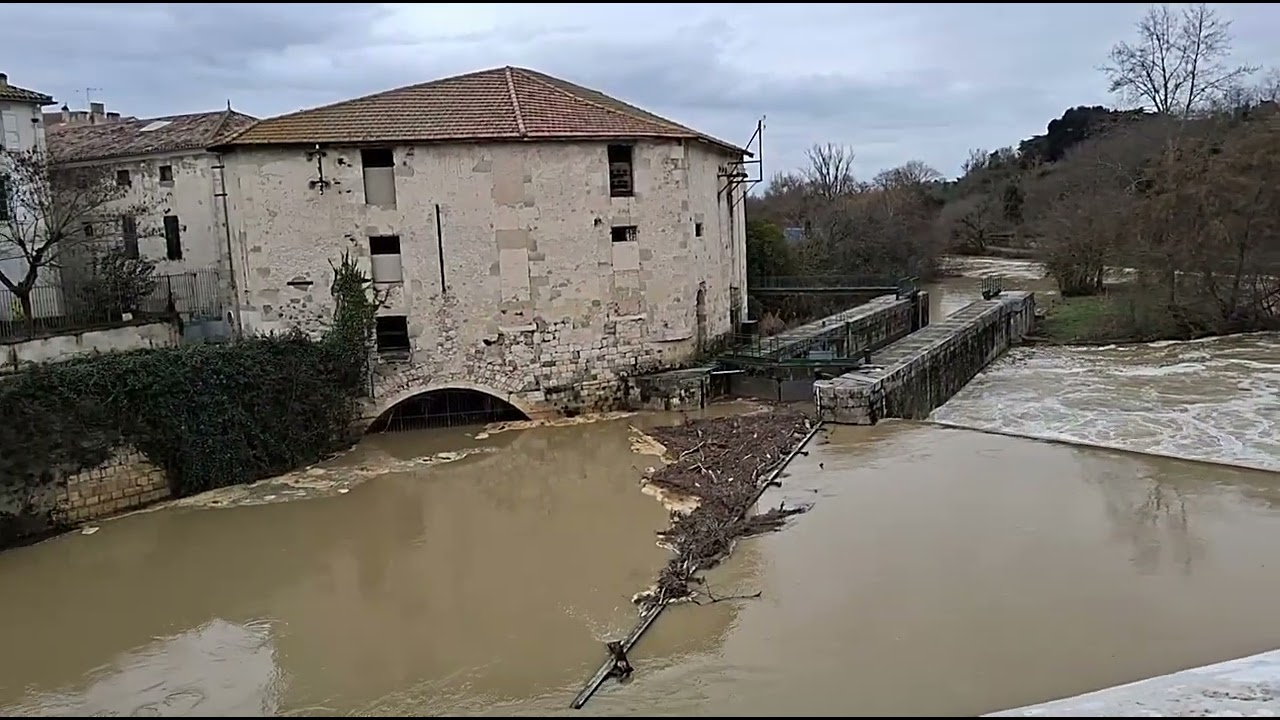 La riviere a coter du chateau du roi henri 4