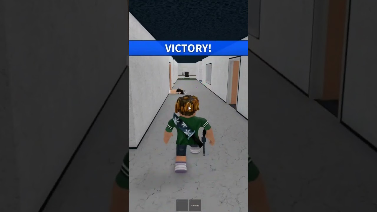 Сражаюсь 1 на 1 с девушкой E в MM2 😤 #шорты #roblox #mm2