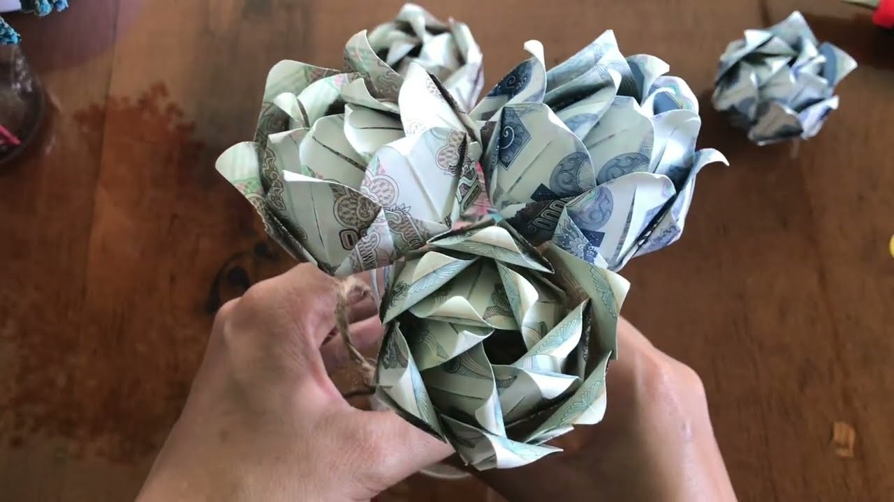 Cách làm hoa hồng bằng tiền giấy 4 (How to make the rose by the (bank) notes)