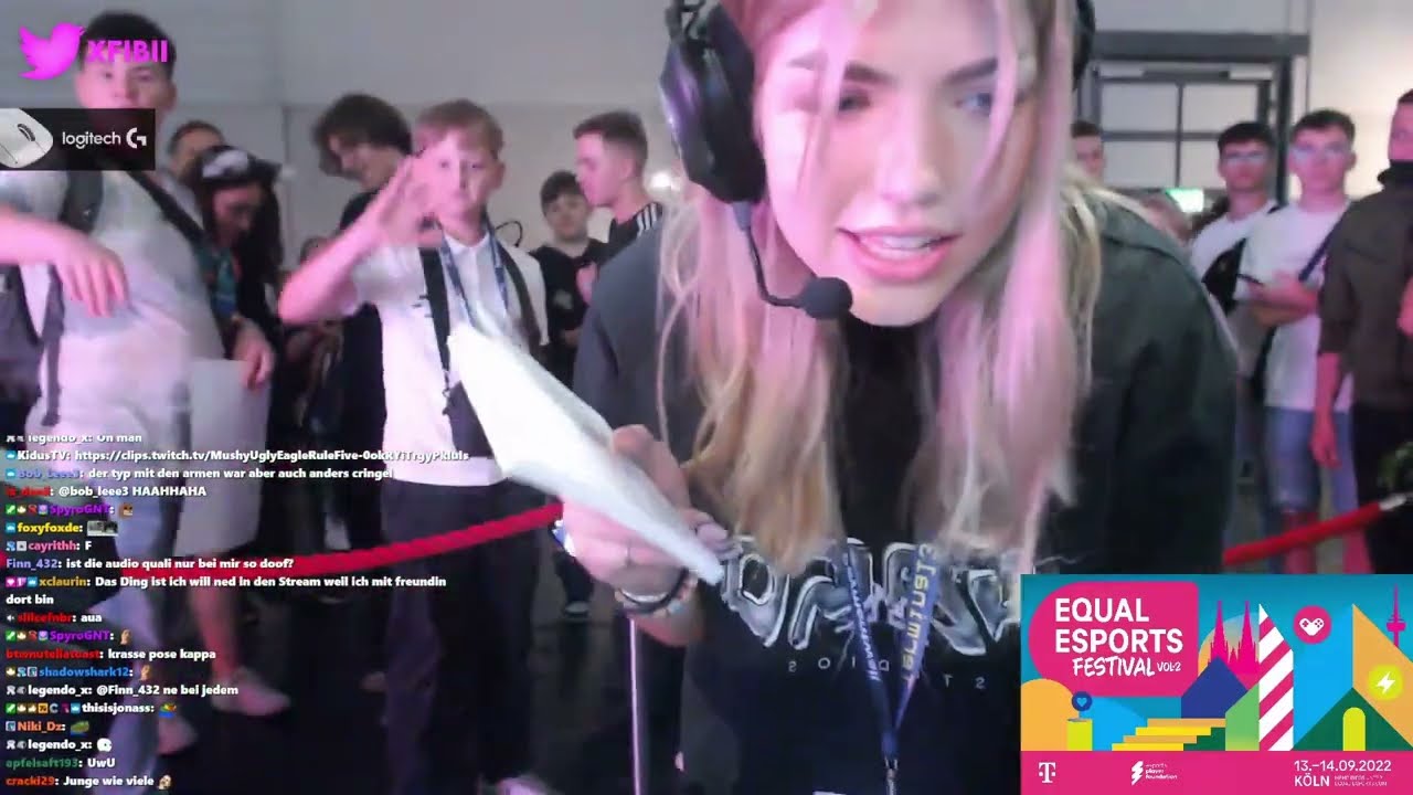 Fibii unterscheibt auf YEEZY und bekommt das GRUNDGESETZBUCH geschenkt | GAMESCOM | Fibii Clips