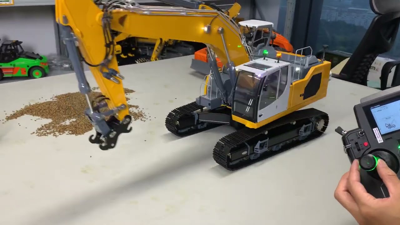 1/14 945 lesu digger have been upgraded with sound system and smoke unit, also two rotating lights