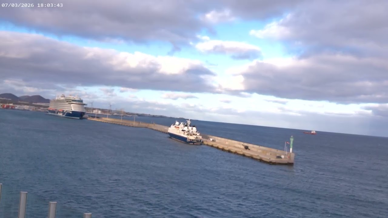 Iona passing Mien Schiff Relax and Les belle of the Oceans