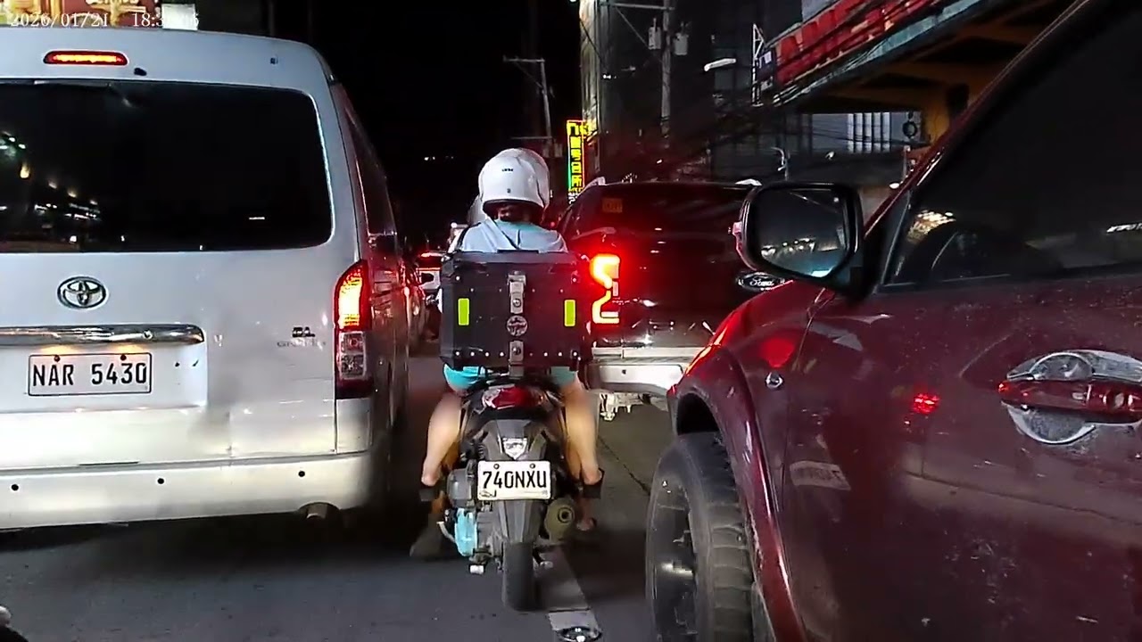 Galling pumarking si rider imbis na same direction kung saan ang way ng trapik naka tagilid pa 👏🤦‍♂️