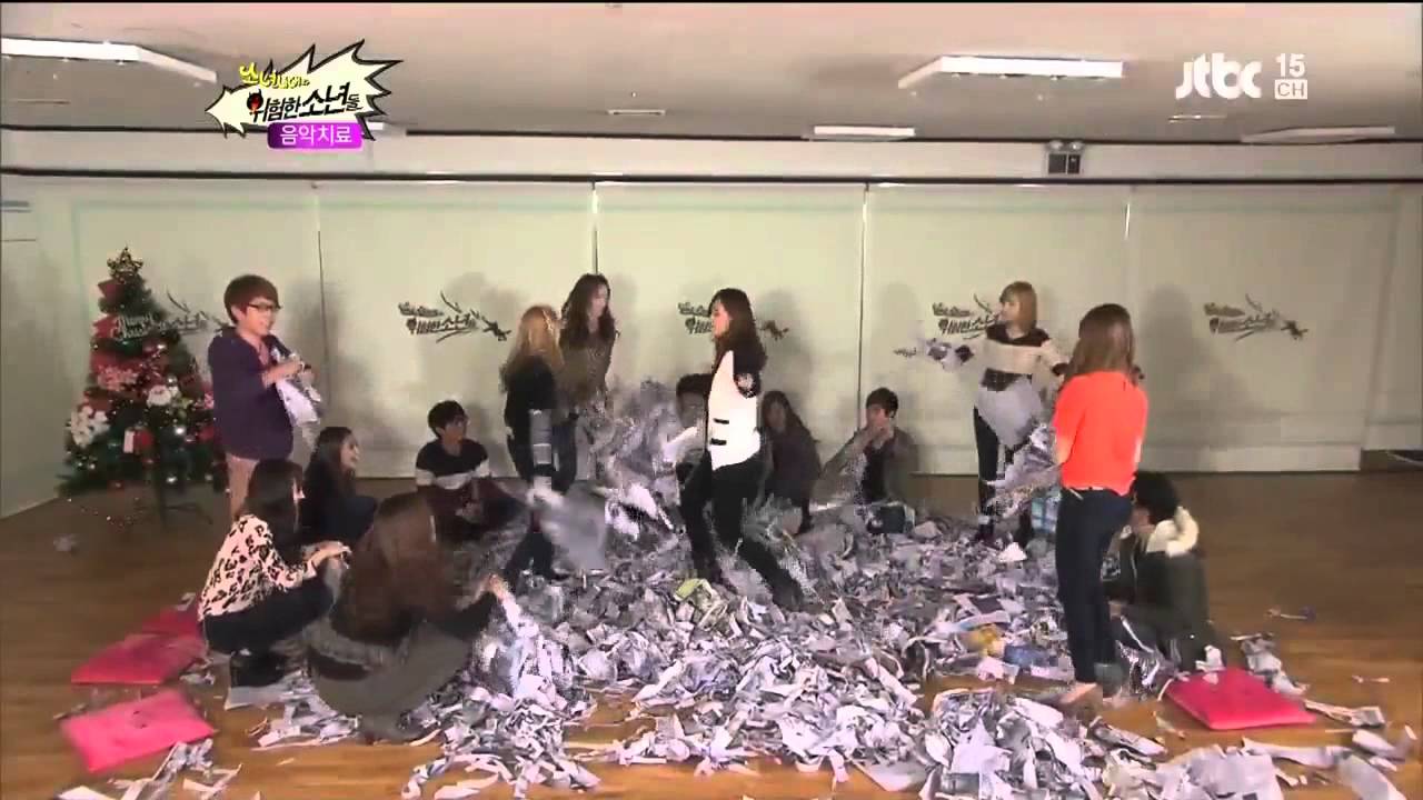 120115 SNSD - Funny cut, Newspaper War & Party
