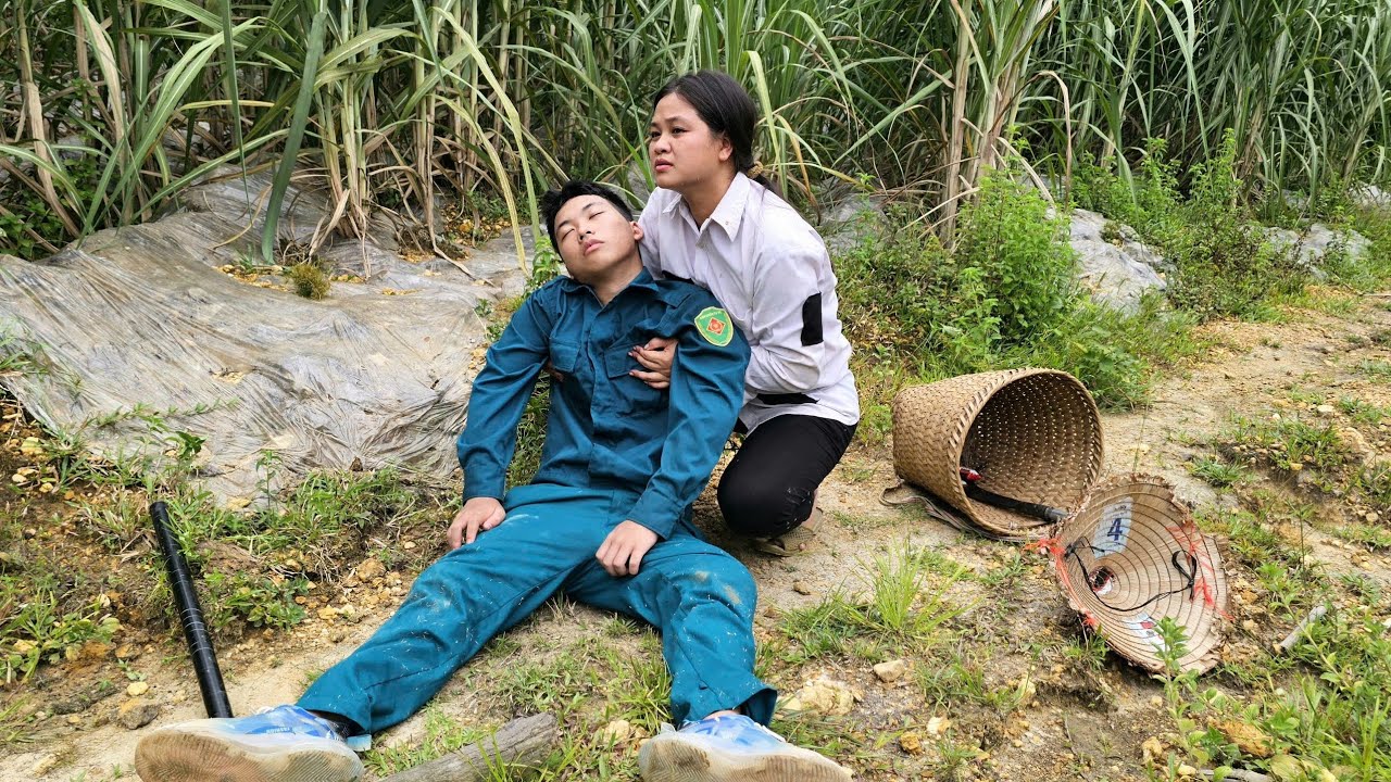 A poor single girl saved an injured policeman from danger while chasing a criminal.