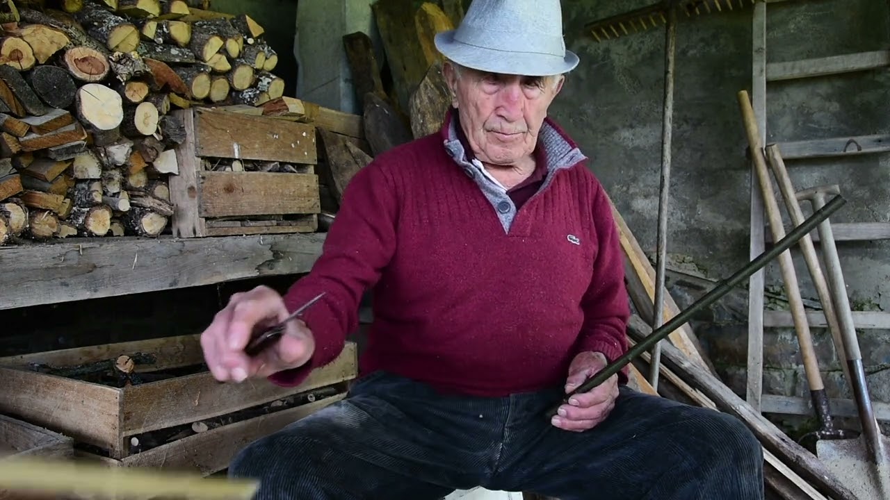 ATOAM. Fayendo un tamboril de castañal. Tene. Quirós