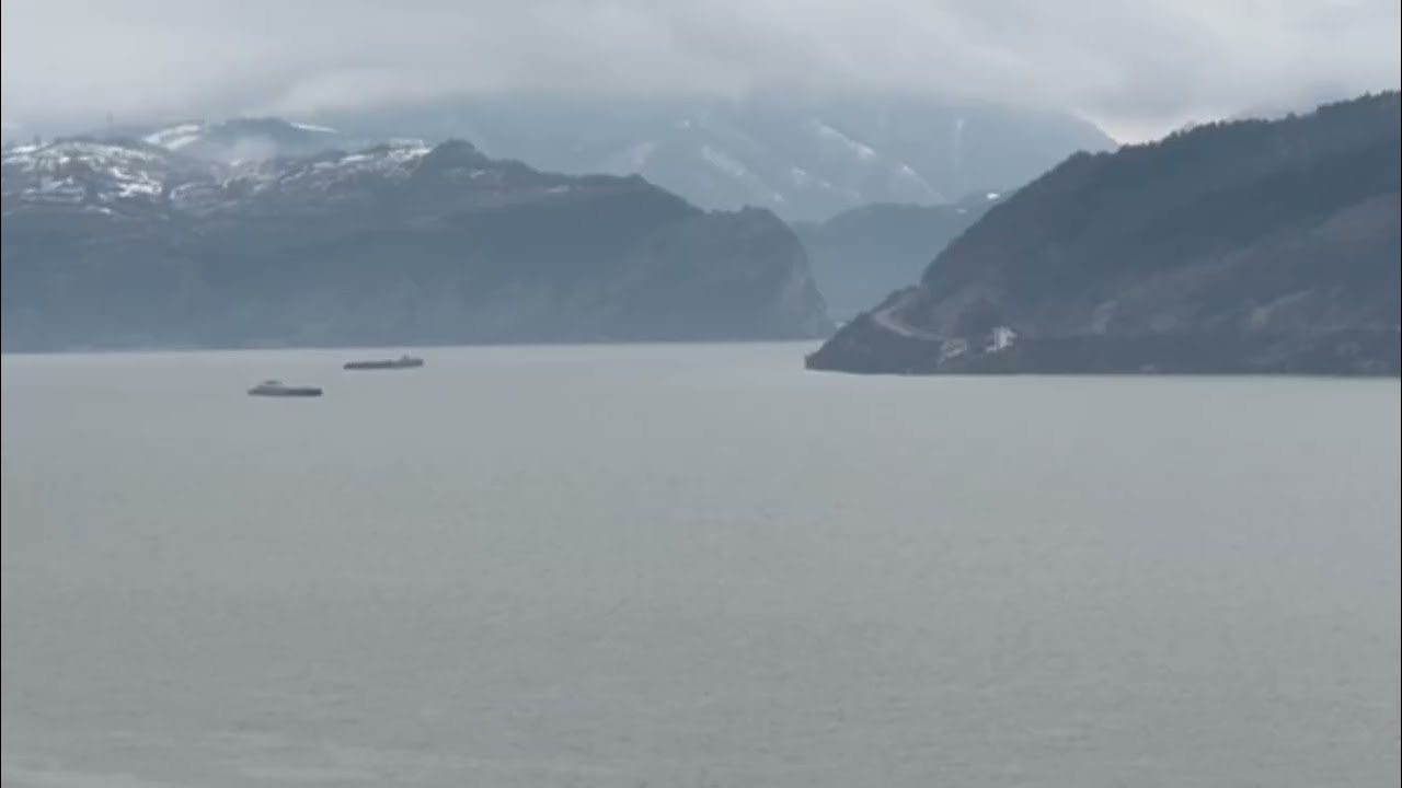Real River Life – Ships Passing and Horn Salute