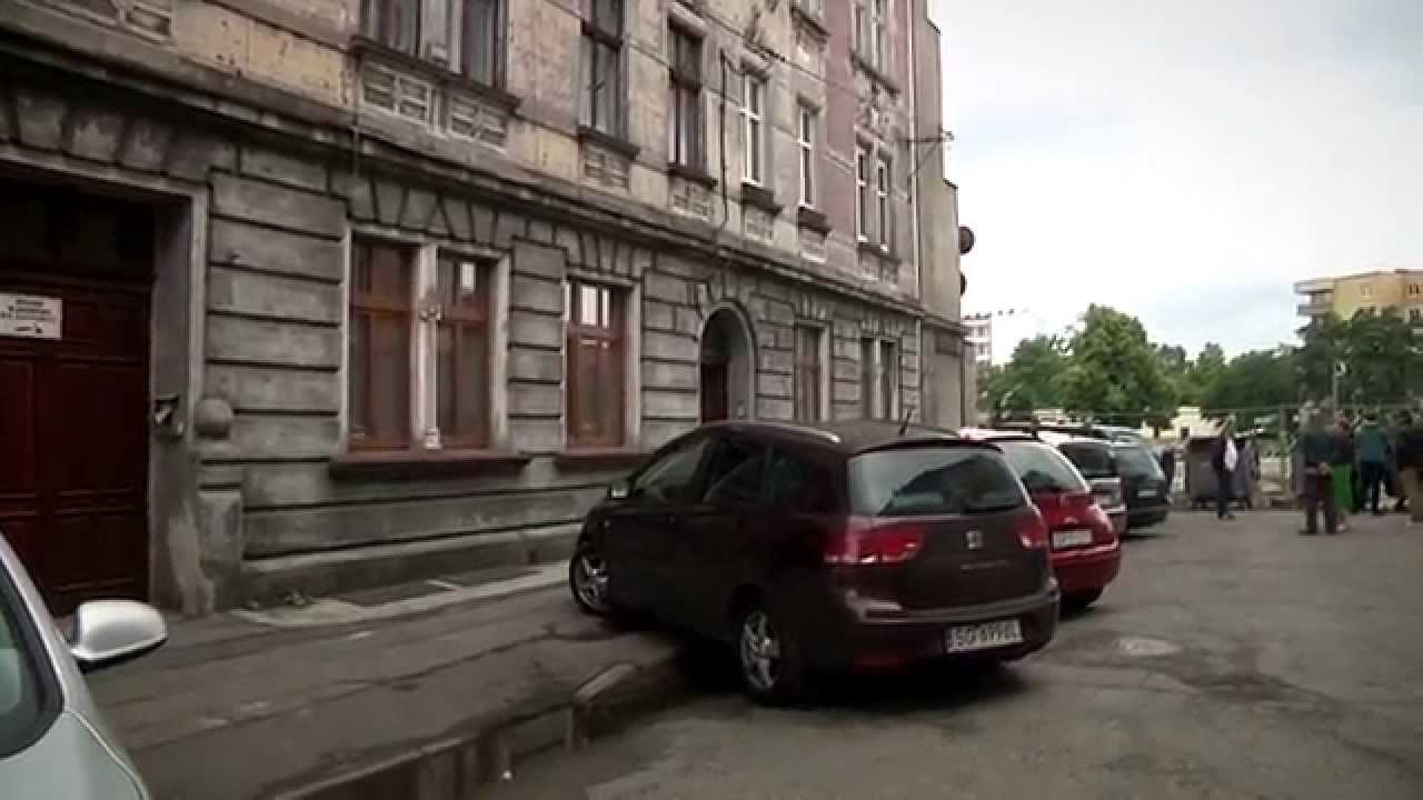 Budują DTŚ, ściana kamienicy 
