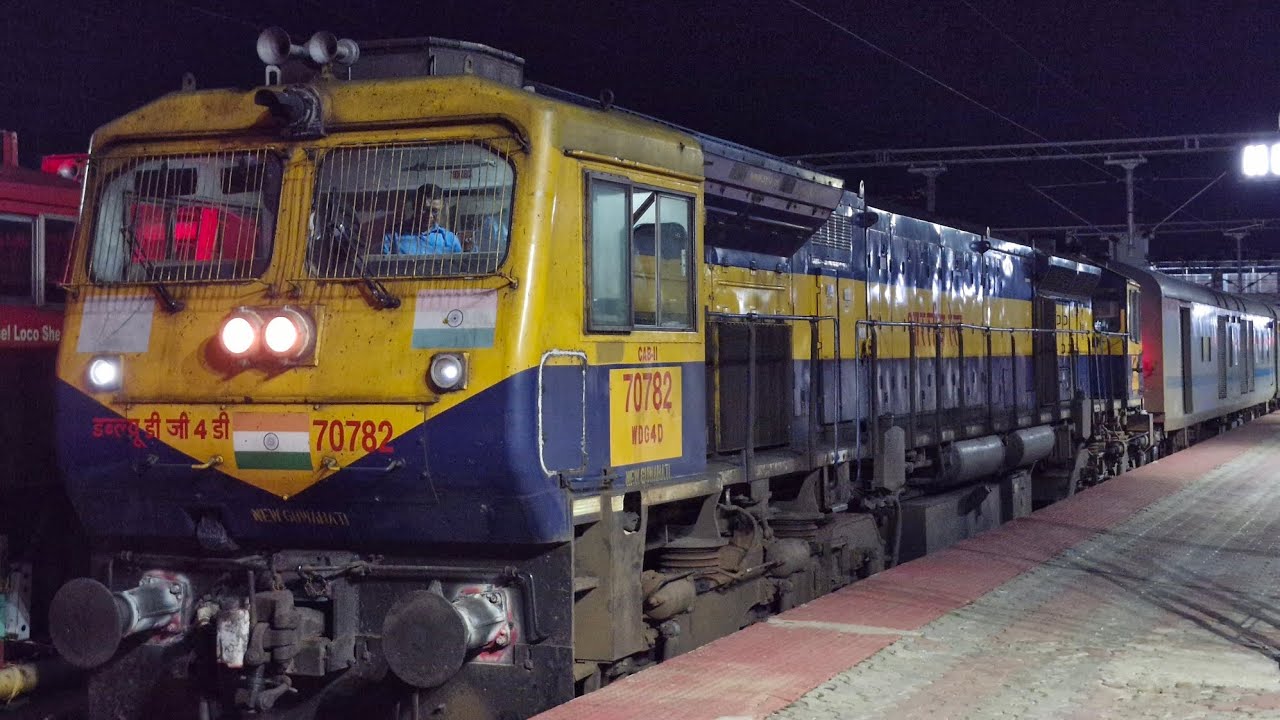 ( 15626 ) Agartala - Deoghar Weekly Express Still Honking Departure At Agartala Station #viralvideo
