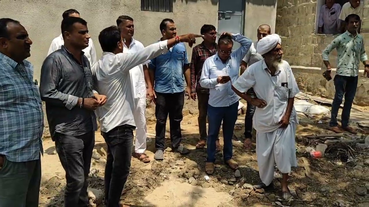 कवास सरपंच ग्रामीण व जनप्रतिनिधियों के बीच प्रधानाचार्य बालिका स्कूल में हुई वार्ता...