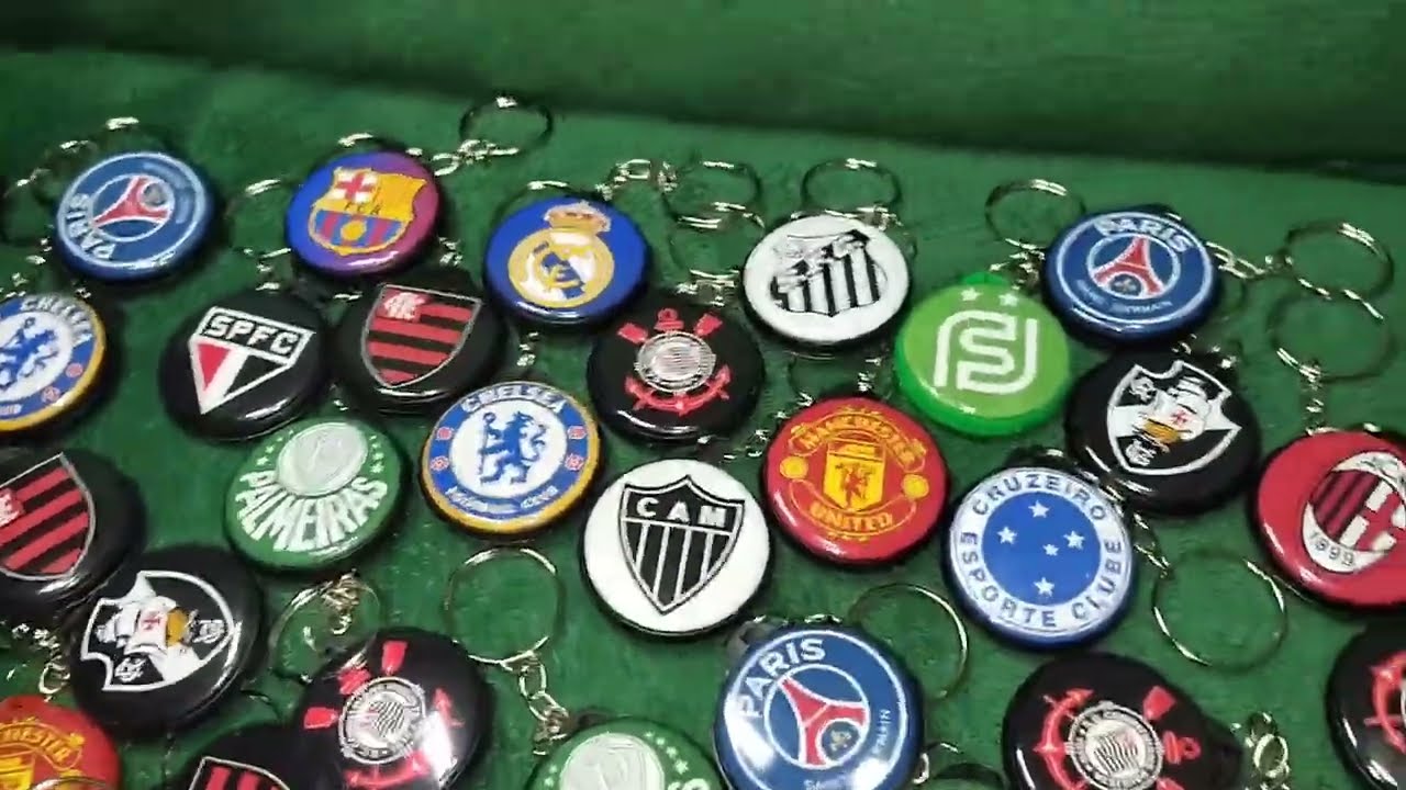 Produção de chaveiros personalizados bottons com a prensa da chigueto.