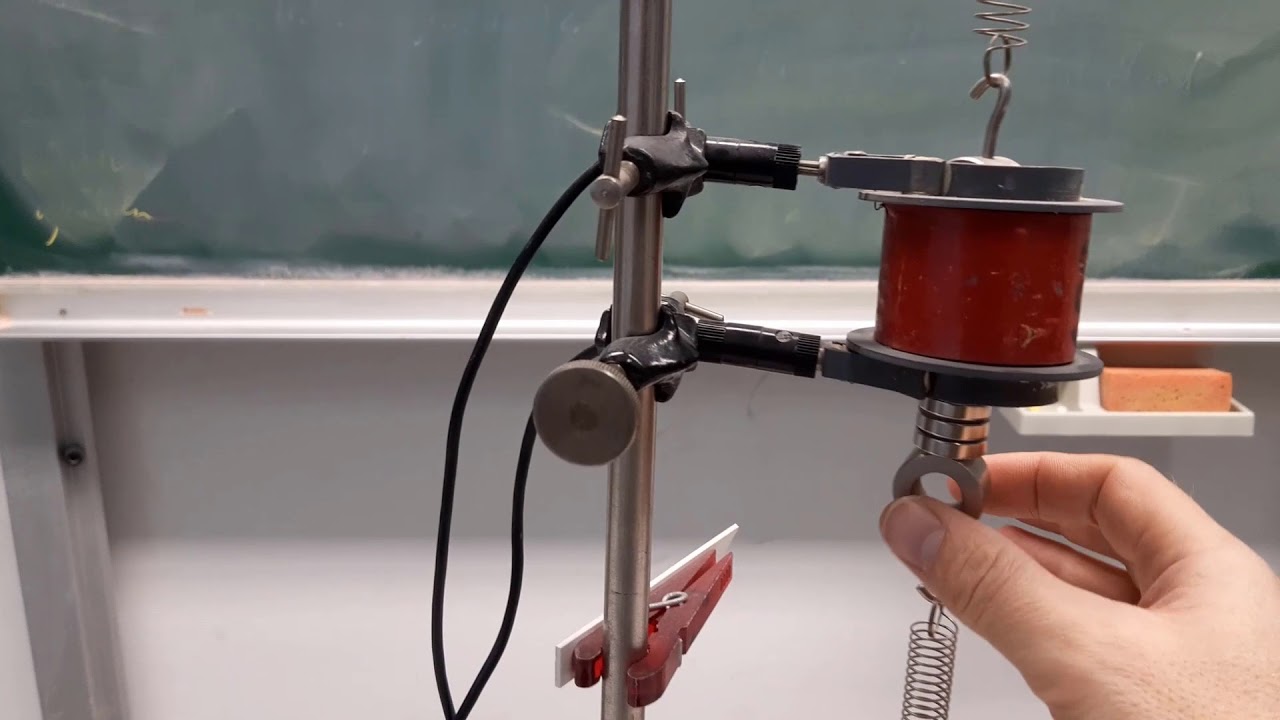 Schwingender Dauermagnet in einer Spule