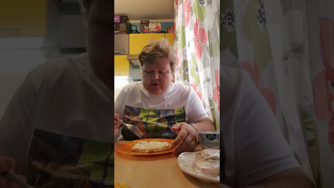 Готовим и кушаем завтрак (капучино, омлет,котлеты из кальмара и кусок пирога)