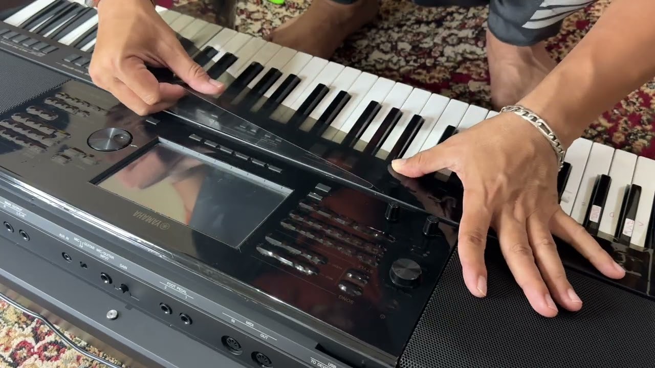 Proses pemasangan stiker di keyboard yamaha PSR SX700
