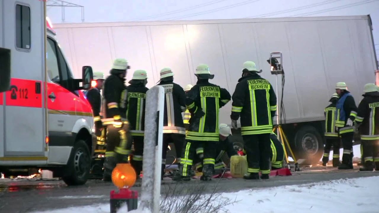 Verkehrunfall B300 zwischen PKW und LKW
