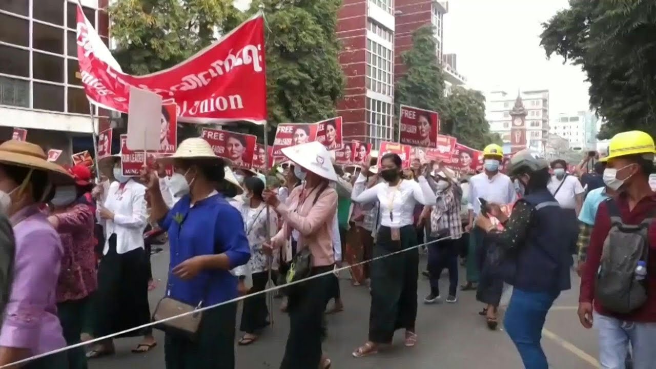 Protesters return to the streets in Mandalay despite yesterday's crackdown | AFP