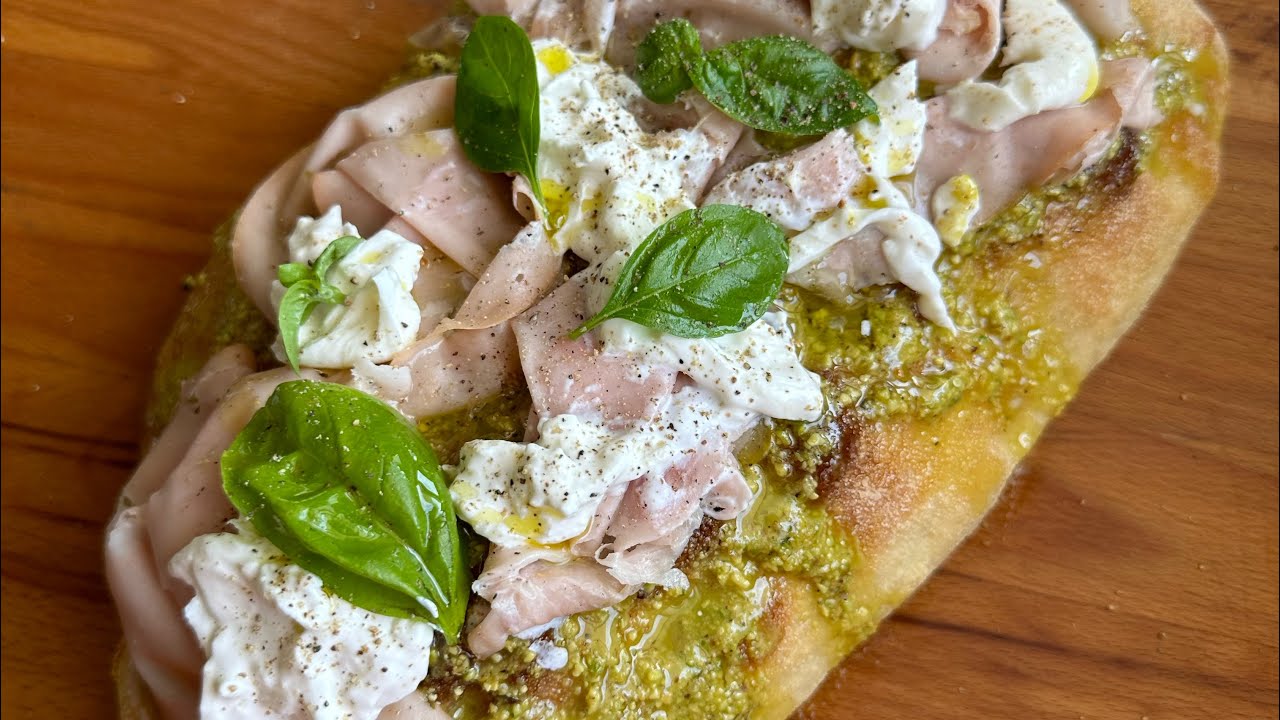 PINSA CON CREMA DI PISTACCHIO, MORTADELLA E BURRATA