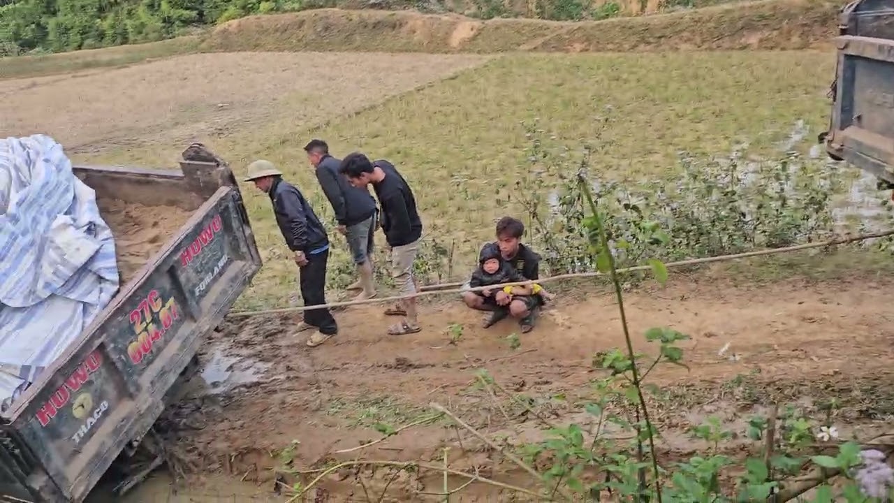 Xe ben chở cát dính bù lày xe khác kéo ra khói đen 
