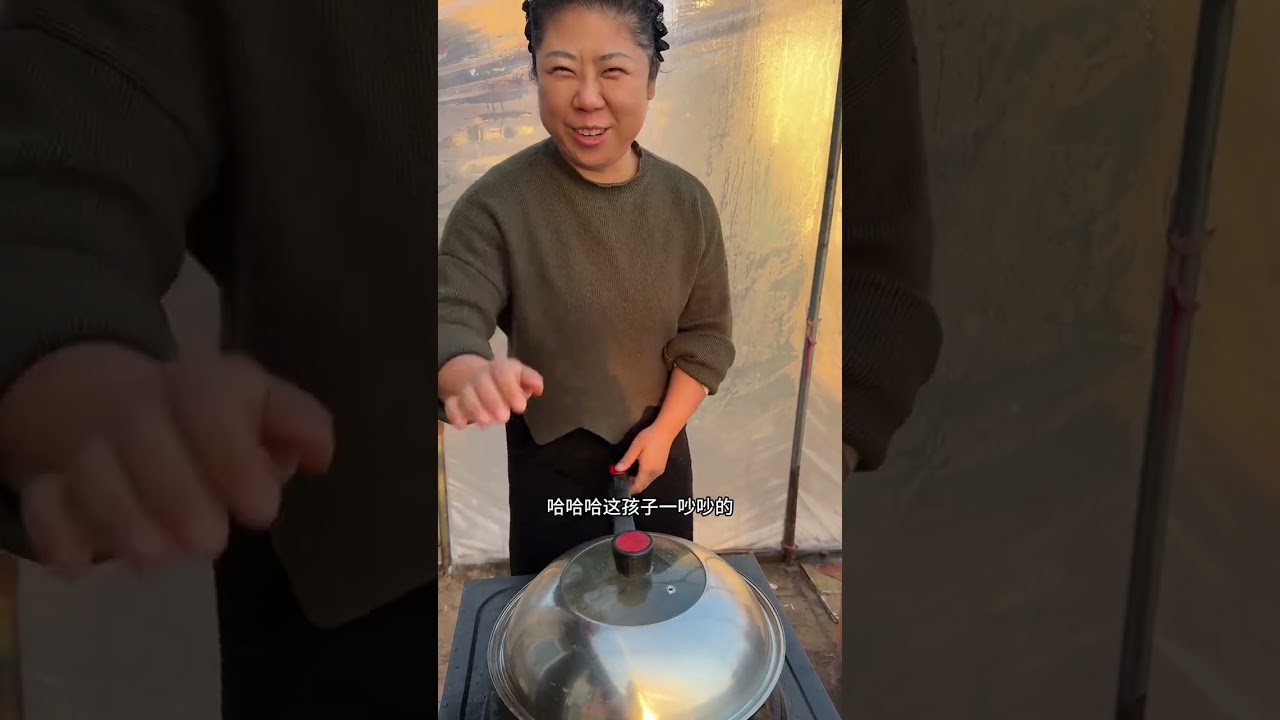 In the winter life of a cat in Northeast China have a meal of Mom s Brand hand-rolled nood