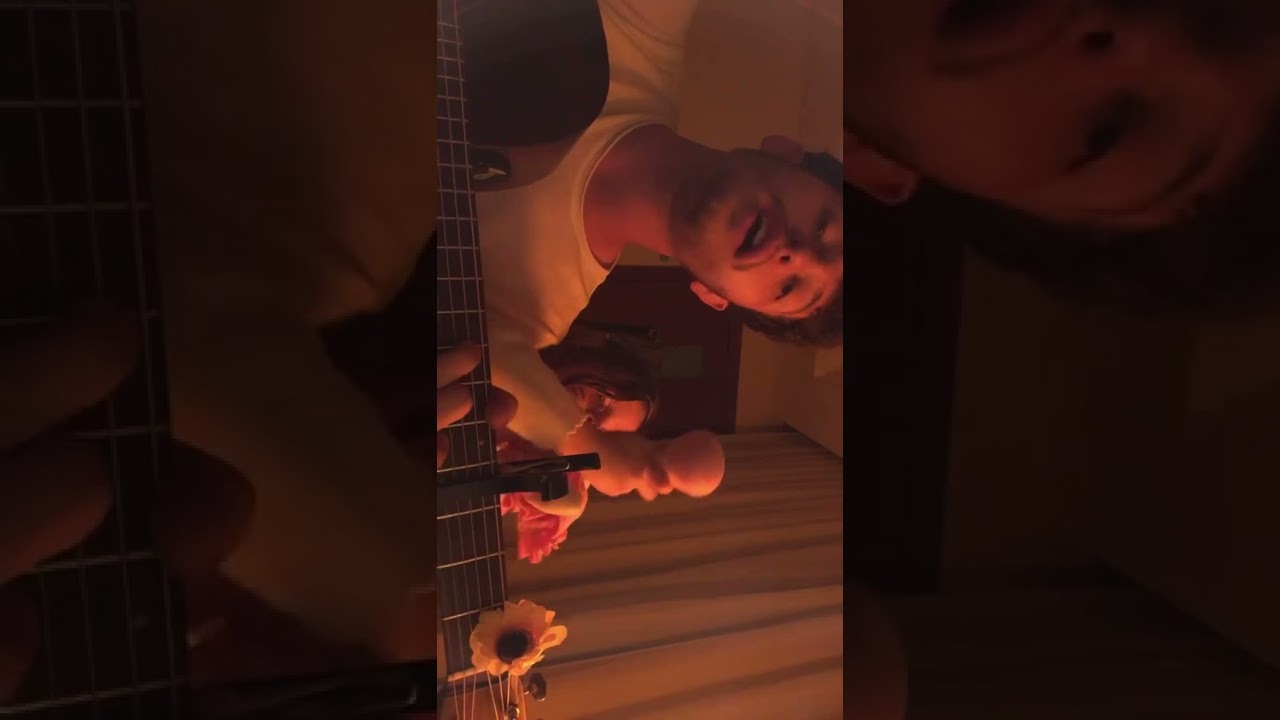 Bryan Behr cantando 