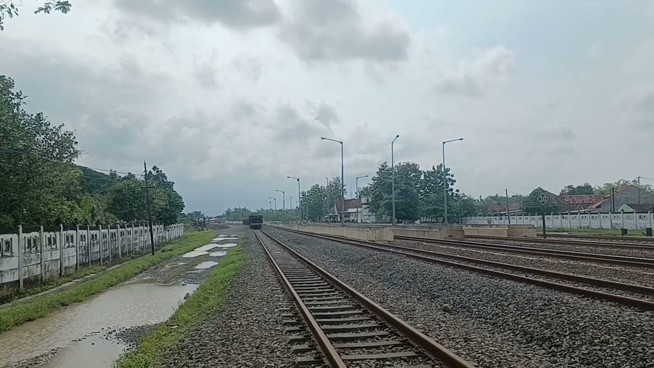 KA Dharmawangsa melewati Stasiun Kalibodri (Area DAOP 4 Semarang) #keretaapiindonesia