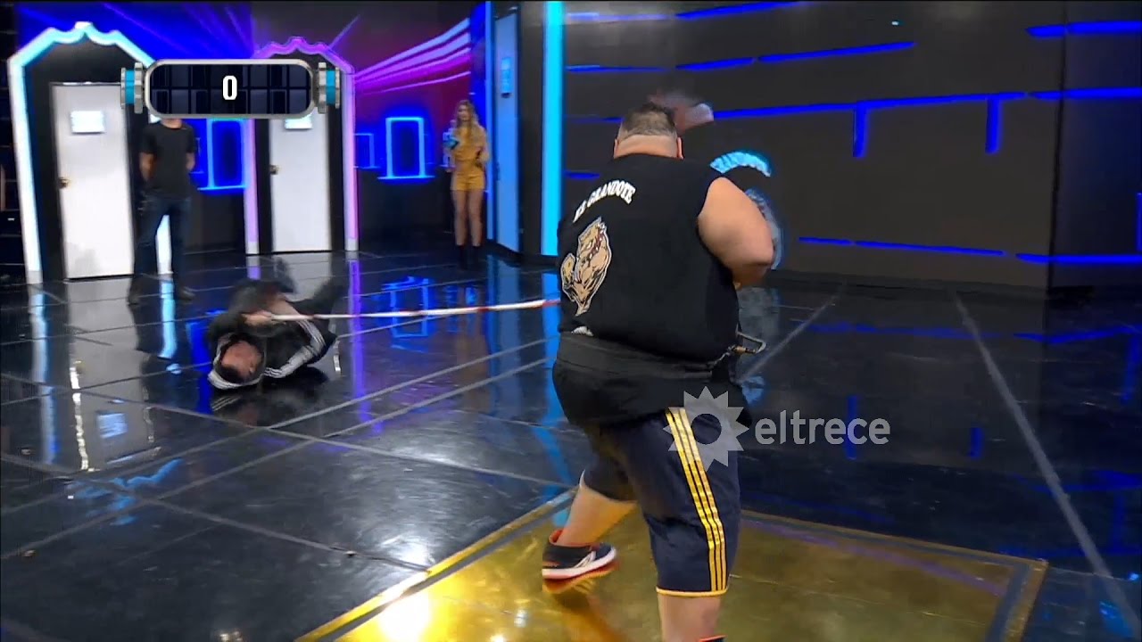 ¡Llegó muy canchero y terminó estampado contra el piso!