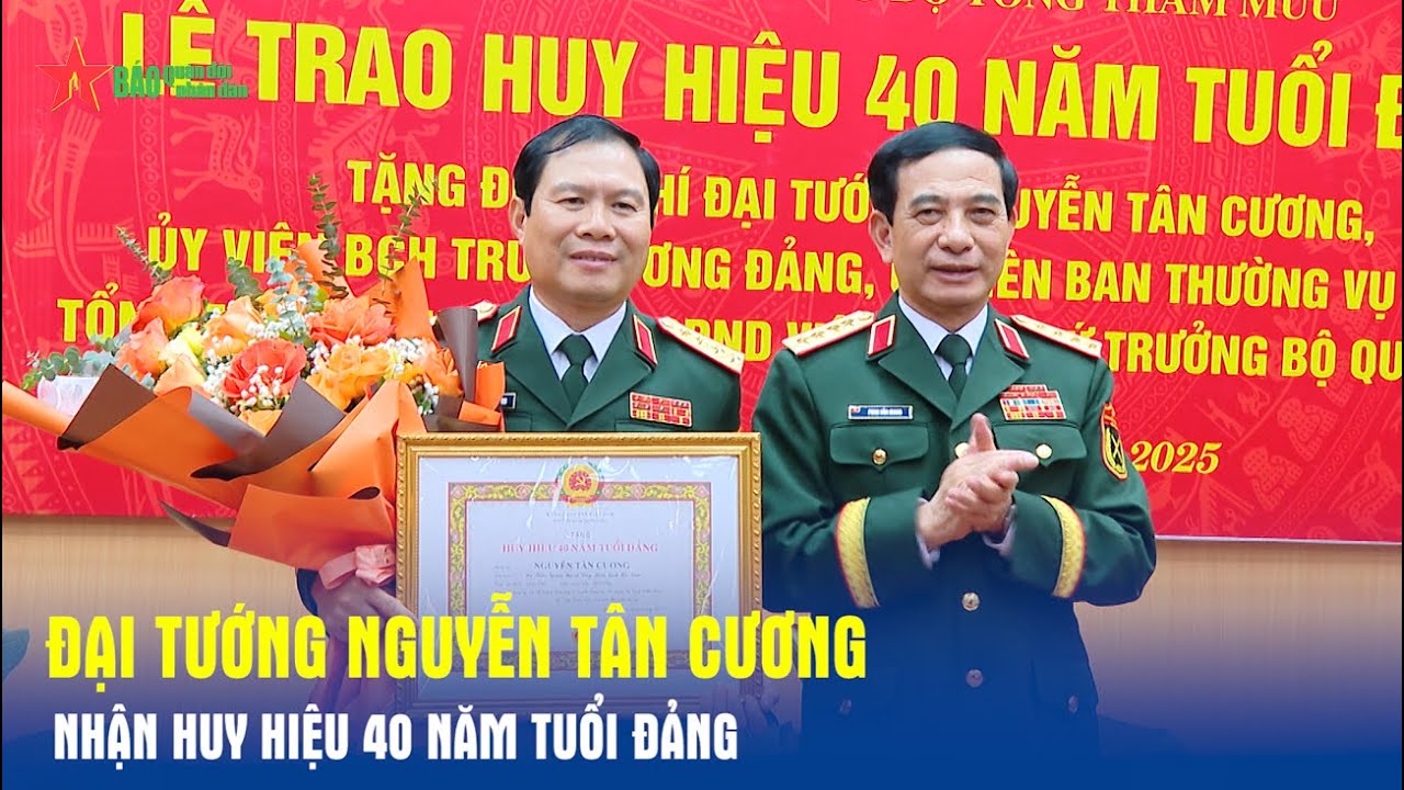 Đại tướng Nguyễn Tân Cương nhận Huy hiệu 40 năm tuổi Đảng