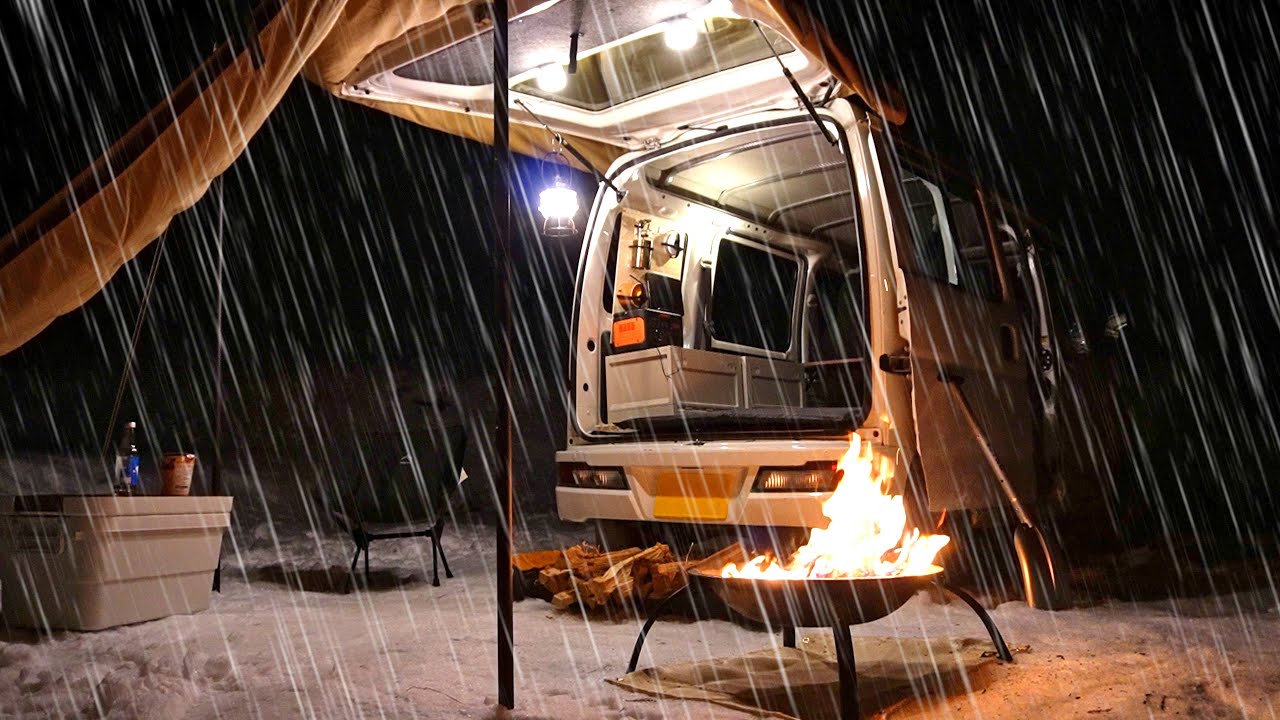 【SNOW CAR CAMPING】Дождливый одиночный автокемпинг в маленьком фургоне.