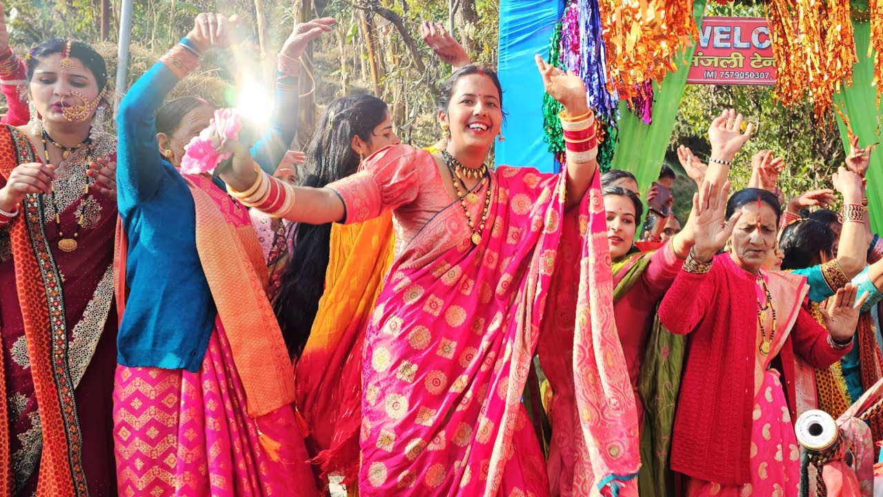 पहाड़ी बिन बाजे में महिलाओं का जबरदस्त डांँस 🤩💃 !! Pahadi Shadi || Daily Vlogs || Pahadi Lifestyle