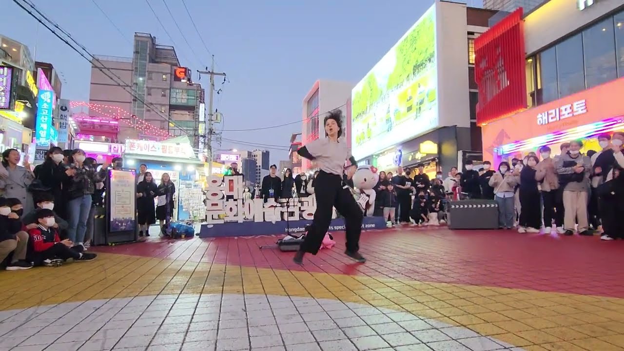 20221120 172912 Lev#레브@rl.chingus#친구들 Hongdae Street 홍대 거리 SnowHorse#눈말