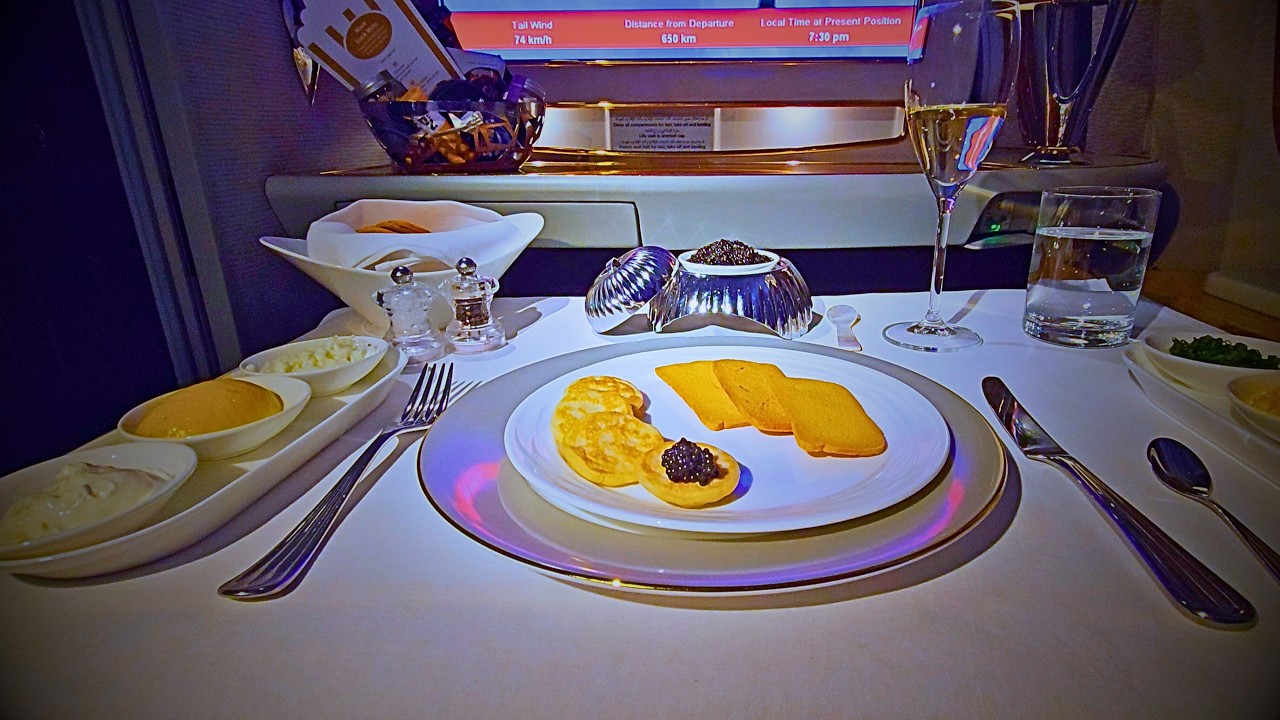 Emirates B777 Первый класс: Dom Pérignon, белые перчатки & приватный сьют