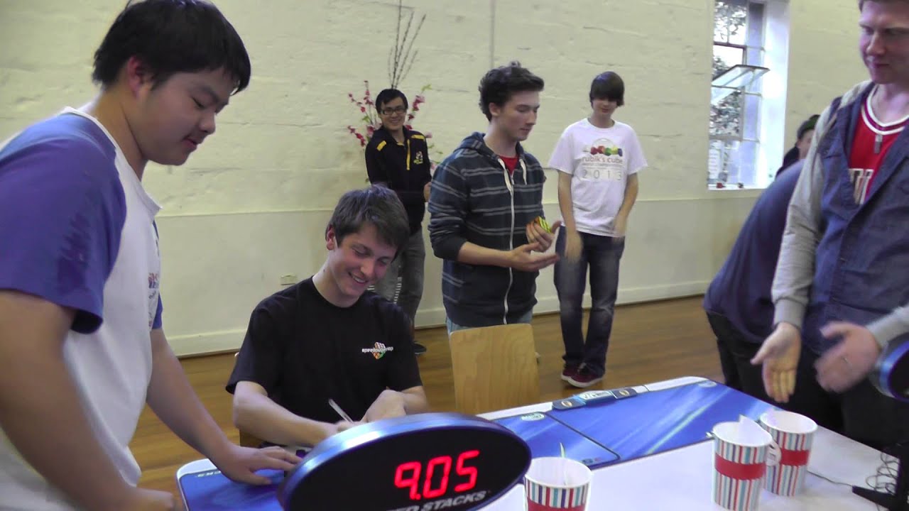 Rubik's cube one handed former world record - 9.05 seconds