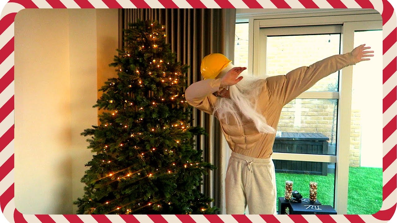DECORATING THE TREE IN STYLE