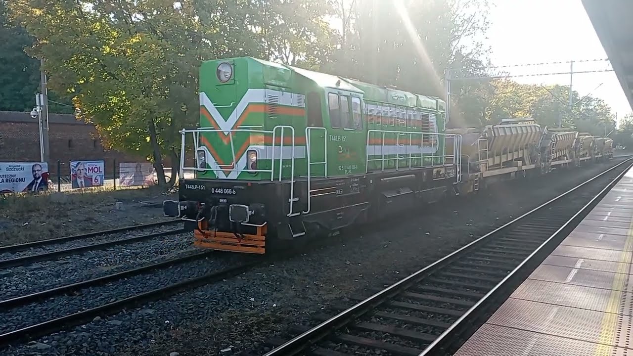 Lokomotywa T448p z wagonami do transportu kruszywa