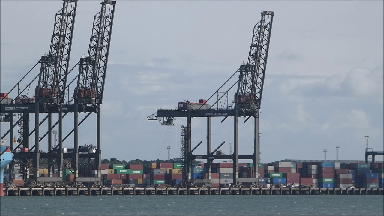 Demolition of the Morris Ship to shore crane on Felixstowe Trinity 2.     9th October 2019