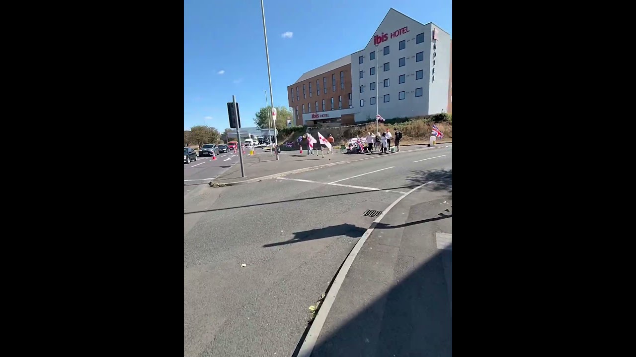 Прибытие к отелю Ibis на протест &laquo;Остановить лодки&raquo; 🇬🇧 фантастическая работа патриотов 📸🏴󠁧󠁢󠁥󠁮󠁧󠁿💯