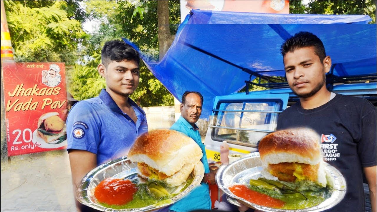 20 Rs - Street Vada Pav Eating Challenge | One Man Selling Vada Pav On School Van | Food Challenge
