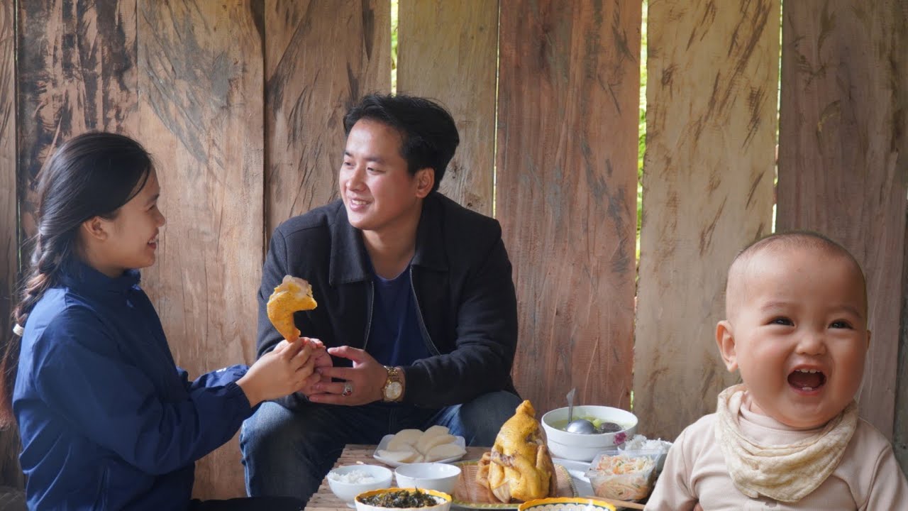 Jon and Huong beamed with radiant smiles, enjoying a happy homecoming meal. Lý Tử Hường