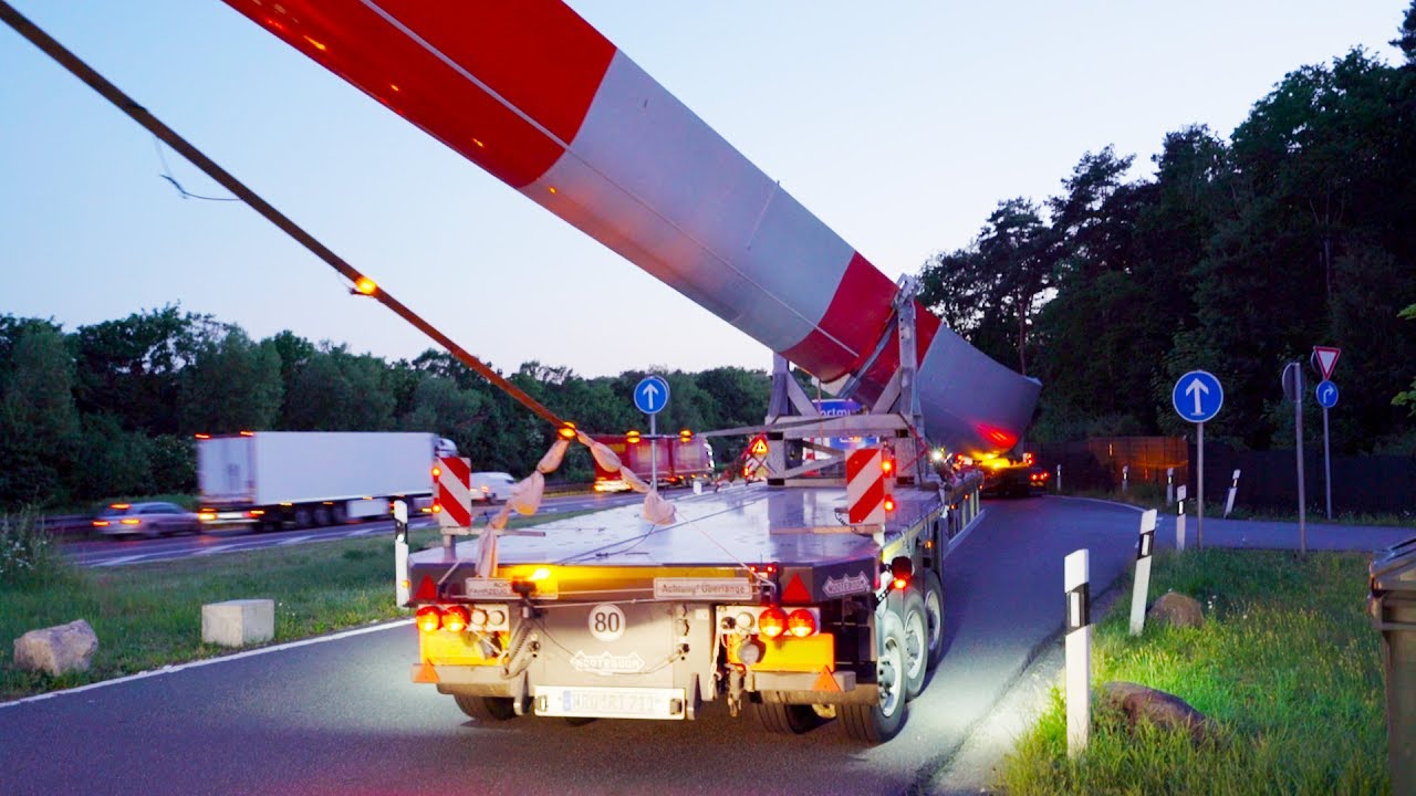 Riesiger Windradflügel-Schwertransport | Abfahrt auf die A2