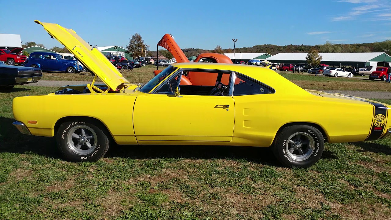 1969 YELLOW DODGE SUPER BEE 426 HEMI ENGINE