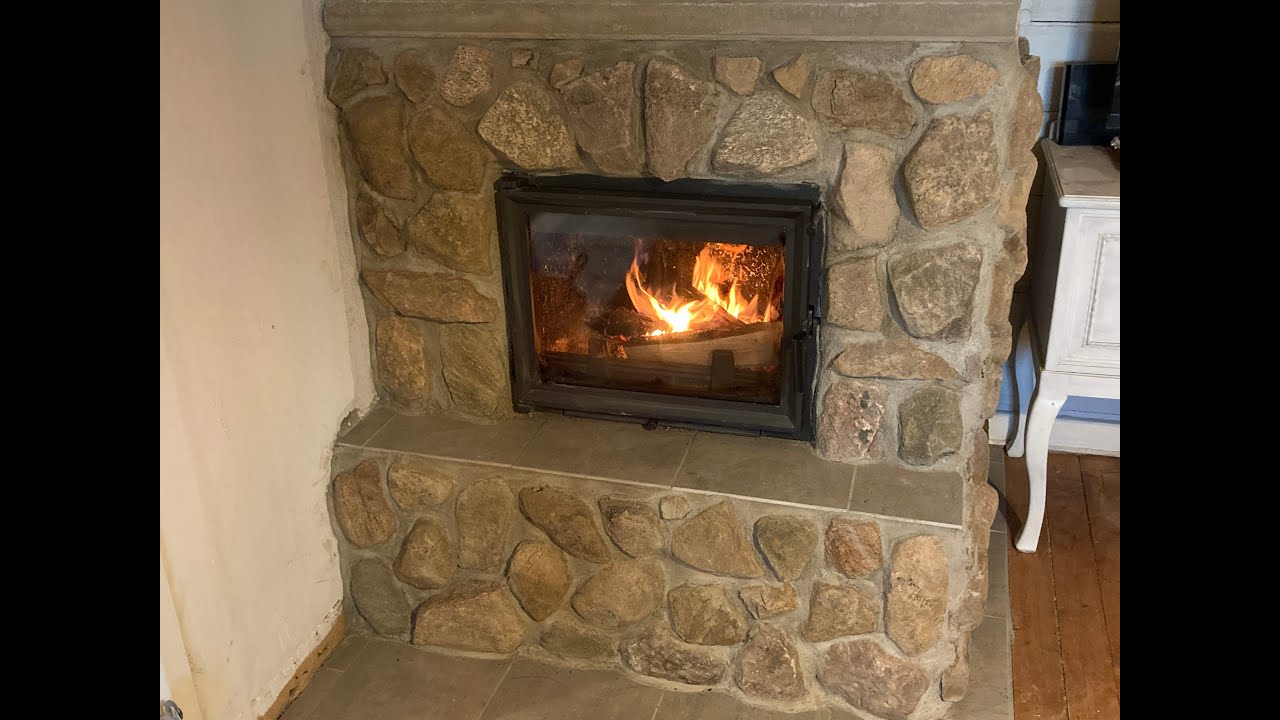 Ein Mantel aus Natursteinen für unseren wasserführenden Kaminofen