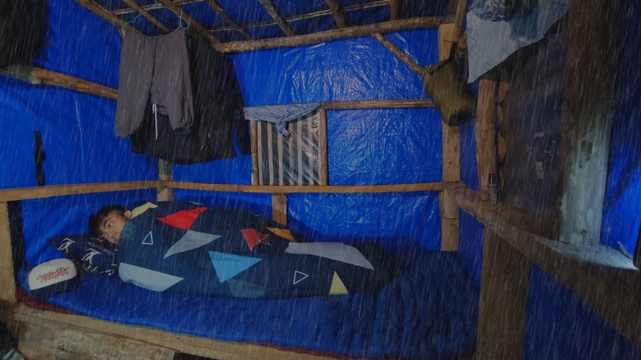Kedinginan 🥶 Diguyur Hujan Deras 🌧️ Siang Dan Malam - Tinggal Di Pondok Kecil Di Tengah Hutan 